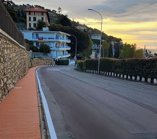 Via Cavour a Ospedaletti: strada storica ma pericolosa, i pedoni chiedono sicurezza prima che accada l’irreparabile