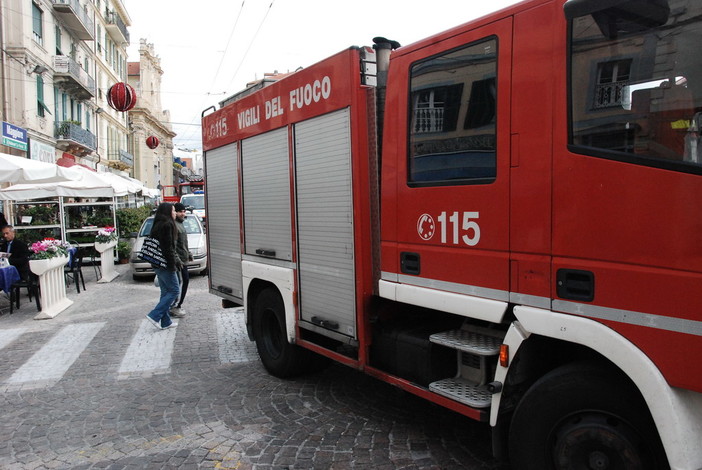 Sanremo: uomo nudo si sente male sul terrazzo di casa ma non riesce ad aprire, mobilitazione di soccorsi Sanremo: uomo nudo si sente male sul terrazzo di casa ma non riesce ad aprire, mobilitazione di soccorsi