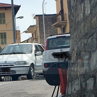 Sanremo, madre cade con neonato a causa delle auto sul passaggio pedonale: “Serve un marciapiede sicuro vicino alla scuola”
