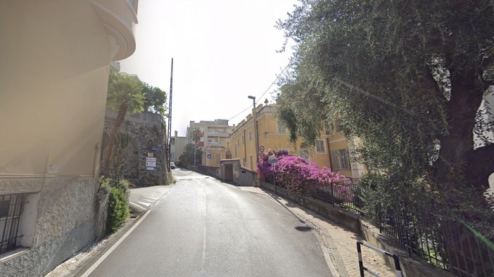 Sanremo: riparazioni non durature a tubi dell'acqua in via Duca Degli Abruzzi, un residente esprime perplessità