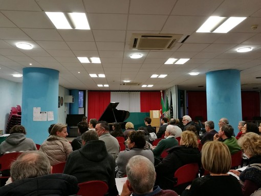 Vallecrosia: raccolti 400 euro con il concerto benefico di Veronica Rudian Vallecrosia: raccolti 400 euro con il concerto benefico di Veronica Rudian