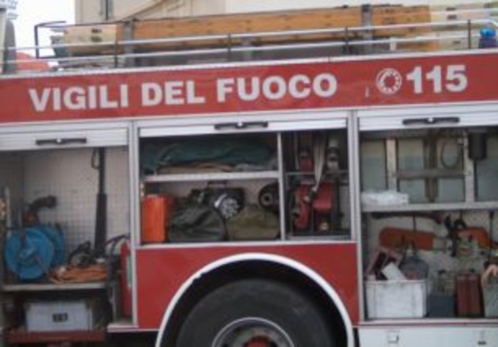 Bordighera: piccolo incendio di sterpaglie vicino al cimitero, intervento dei Vigili del Fuoco