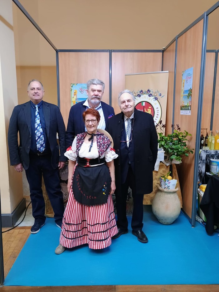 Il limone di Ventimiglia in mostra al Salone internazionale degli agrumi di Mentone Il limone di Ventimiglia in mostra al Salone internazionale degli agrumi di Mentone