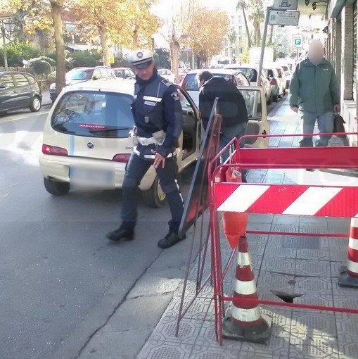 Sanremo: piccola voragine sotto il marciapiede di corso Orazio Raimondo, intervento della Municipale (Foto) Sanremo: piccola voragine sotto il marciapiede di corso Orazio Raimondo, intervento della Municipale (Foto)