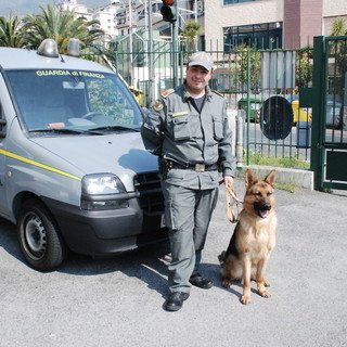 Ventimiglia: 20 kg di marijuana nel doppio fondo delle valigie, la Gdf arresta il corriere, una donna romena