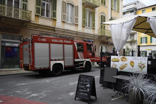 Sanremo: rimangono bloccati in ascensore in via Mameli, intervento dei Vigili del Fuoco per liberarli (Foto)