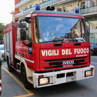 Sanremo: fiamme da una canna fumaria e tetto di una villetta parzialmente distrutto in via Lamarmora