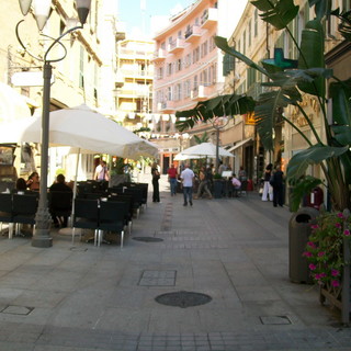 Sanremo: rifiuti in via Matteotti, i commercianti chiedono uno spostamento del ritiro