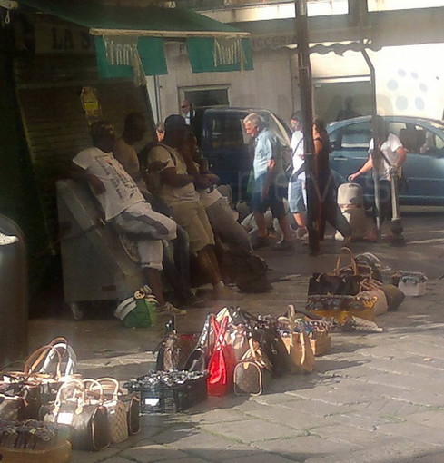 Sanremo: venditori abusivi invadono piazza Eroi all'ora di pranzo vicino alla statua di Siro Carli