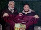 Nella foto Vito Tabacchiera mostra la sua nuova maglia con il Presidente Rainieri