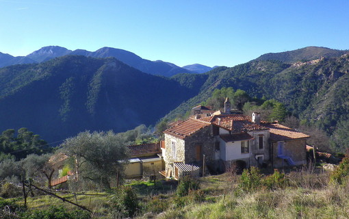 Domenica prossima con la guida Antonella Piccone una escursione ad anello in Val Roya Domenica prossima con la guida Antonella Piccone una escursione ad anello in Val Roya