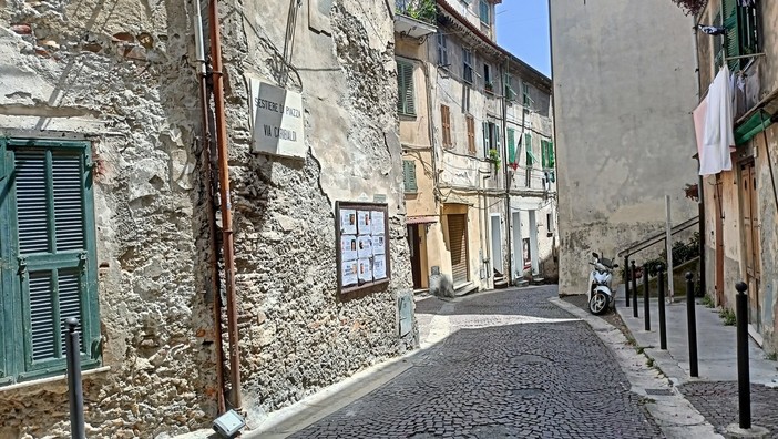 Ventimiglia. da 70 anni l'edicola Maccario nel centro storico, il plauso e gli auguri di Confesercenti Ventimiglia. da 70 anni l'edicola Maccario nel centro storico, il plauso e gli auguri di Confesercenti