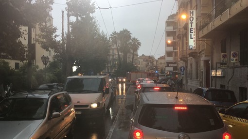 Forti piogge nel tardo pomeriggio, diversi interventi dei Vigili del Fuoco a Sanremo e Ventimiglia