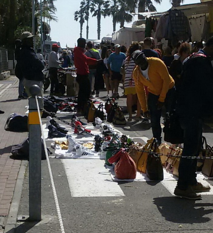 Mercato di Ventimiglia: proseguono i capillari controlli di Polizia, Carabinieri, Finanza e Vigili Urbani Mercato di Ventimiglia: proseguono i capillari controlli di Polizia, Carabinieri, Finanza e Vigili Urbani