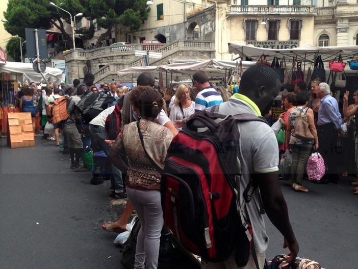 Sanremo: controlli anti abusivismo della Polizia di Stato, sequestrate 150 griffes fasulle e denunciato uno straniero