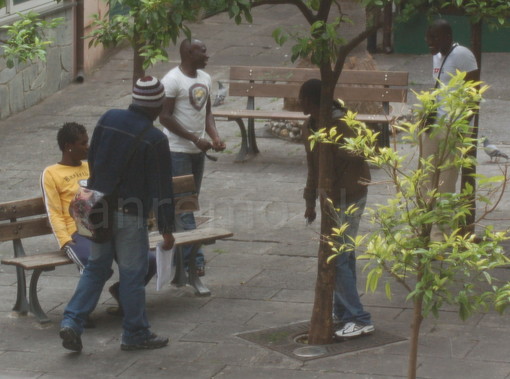 Venditori abusivi nei dehor: un lettore "Serve il potenziamento degli organi di controllo!" Venditori abusivi nei dehor: un lettore "Serve il potenziamento degli organi di controllo!"