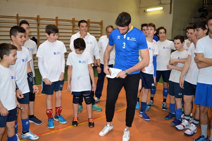 Imperia: palestra dell'Itis in festa ieri per la visita del campione di pallavolo Simone Parodi al Volley Primavera (Foto) Imperia: palestra dell'Itis in festa ieri per la visita del campione di pallavolo Simone Parodi al Volley Primavera (Foto)