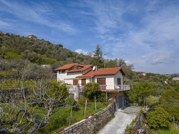 Imperia: villa in vendita a Porto Maurizio, giardino privato e terreno di 2.200 metri quadri Imperia: villa in vendita a Porto Maurizio, giardino privato e terreno di 2.200 metri quadri