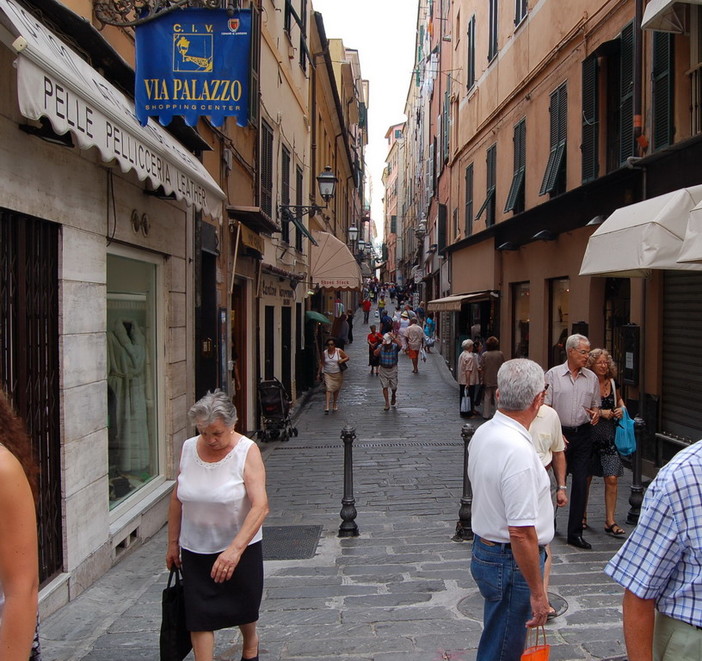 Sanremo: shopping in via Palazzo, lettore "La musica è una buona idea ma è troppo alta" Sanremo: shopping in via Palazzo, lettore "La musica è una buona idea ma è troppo alta"