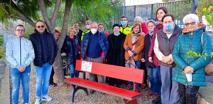 Inaugurate due 'Panchine Rosse' a Diano Castello in frazione Varcavello e nel Borgo