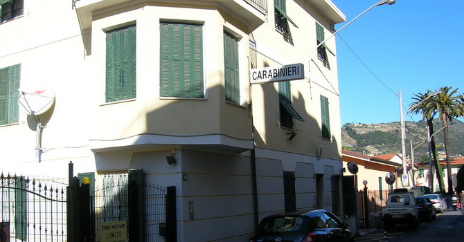 Bimba morta a Bordighera, il nonno sotto casa di Iannuzzi: “Risolviamo la questione”, scatta la denuncia per minacce