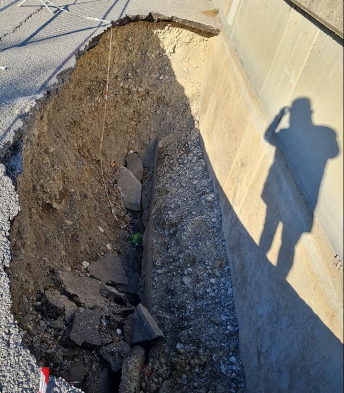 Ventimiglia: voragine in via Fois a Bevera, la denuncia del Consigliere Sismondini "Pericolo serio" (Foto)