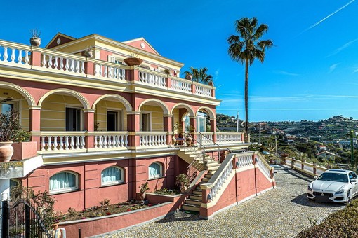 Ospedaletti: villa da sogno con vista panoramica e piscina in vendita, ci vogliono quasi 5 milioni di euro (Foto) Ospedaletti: villa da sogno con vista panoramica e piscina in vendita, ci vogliono quasi 5 milioni di euro (Foto)