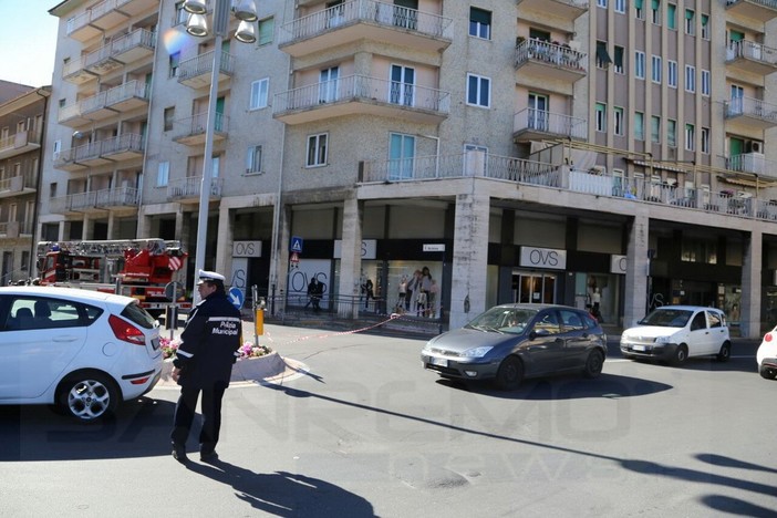 Imperia: calcinacci pericolanti, la Polizia Municipale chiude via Schiva, intervento dei VVF