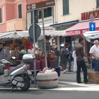 Sanremo tra 'vù cumprà' e tanti altri problemi, la risposta della nostra lettrice Augie Myers