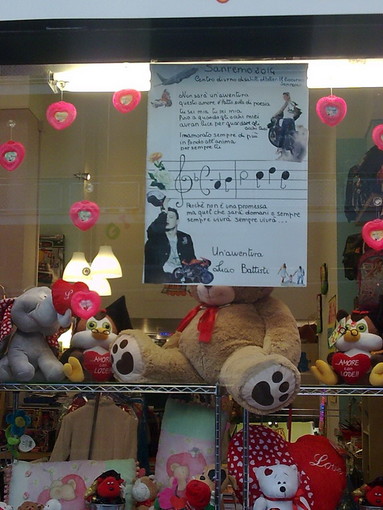 Il Festival di Sanremo nelle vetrine di via Agosti a Sanremo con i cartelloni del centro diurno disabili Atelier Il Liocorno