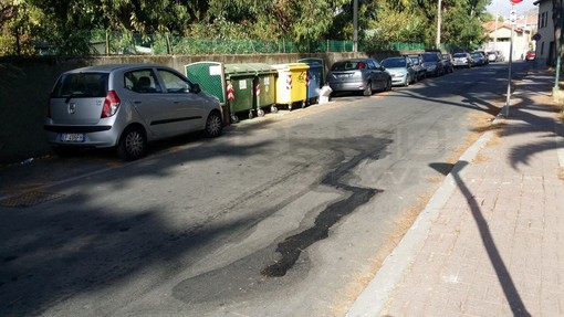Vallecrosia: un quartiere 'Via Angeli Custodi' svegliato la mattina dal fetore dei liquidi sparsi sulla strada, il grido di allarme dei consiglieri Perri e Russo