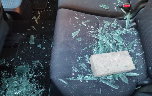 Ventimiglia: nuovi atti vandalici nella città alta, con una pietra sfondato il vetro di un'auto (Foto)
