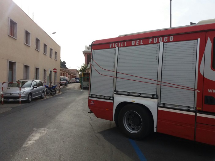 Ventimiglia: migrante lascia una sigaretta accesa, incendio ad una brandina al centro di prima accoglienza Ventimiglia: migrante lascia una sigaretta accesa, incendio ad una brandina al centro di prima accoglienza
