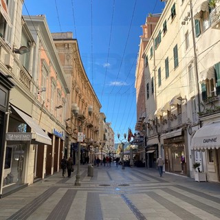 Sanremo: donna ubriaca da in escandescenze in pieno centro insultando e spintonando gli agenti