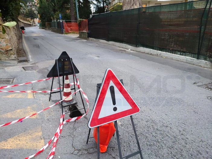 Sanremo: voragine in corso Inglesi e preoccupazione dei residenti, nella zona un anno fa crollò un muro (Foto) Sanremo: voragine in corso Inglesi e preoccupazione dei residenti, nella zona un anno fa crollò un muro (Foto)