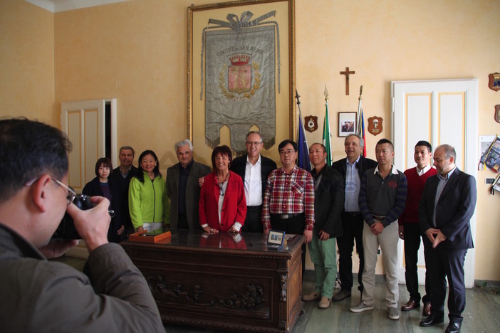 Sanremo: delegazione dei tour operator cinesi in visita a Palazzo Bellevue: “I nostri turisti cercano shopping, cultura e buon cibo” (foto e video)