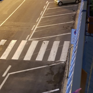 Sanremo: proteste dei residenti di via Pietro Agosti, ieri sono state rimosse le auto ma la strada non è stata lavata