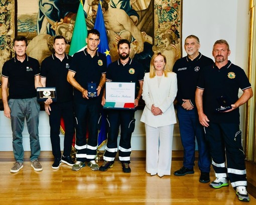 Roma: ricevuti dal Presidente del Consiglio i tre volontari che hanno trovato domenica mattina il piccolo Allen (Foto) Roma: ricevuti dal Presidente del Consiglio i tre volontari che hanno trovato domenica mattina il piccolo Allen (Foto)