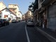 Sanremo: macchine e furgoni parcheggiate sempre in divieto e pericoli per i passanti, l'assurdità di strada Borgo Tinasso