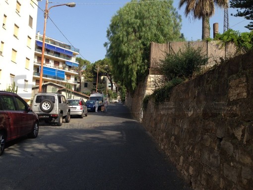 Sanremo: parcheggio selvaggio in zona Borgo, lettrice chiede un'azione costante delle forze dell'ordine preposte