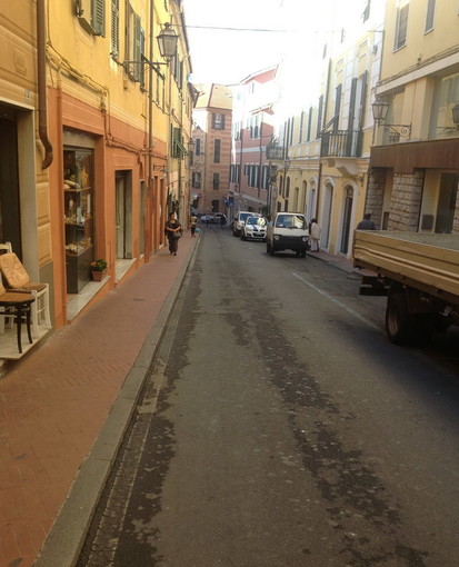 Imperia: i commercianti di via San Maurizio lamentano il senso unico nella via Imperia: i commercianti di via San Maurizio lamentano il senso unico nella via