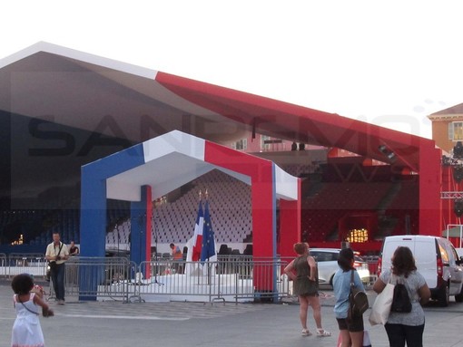 A Nizza la sera della vigilia trascorre lentamente: turisti in giro e operai nei preparativi prima della giornata del ricordo