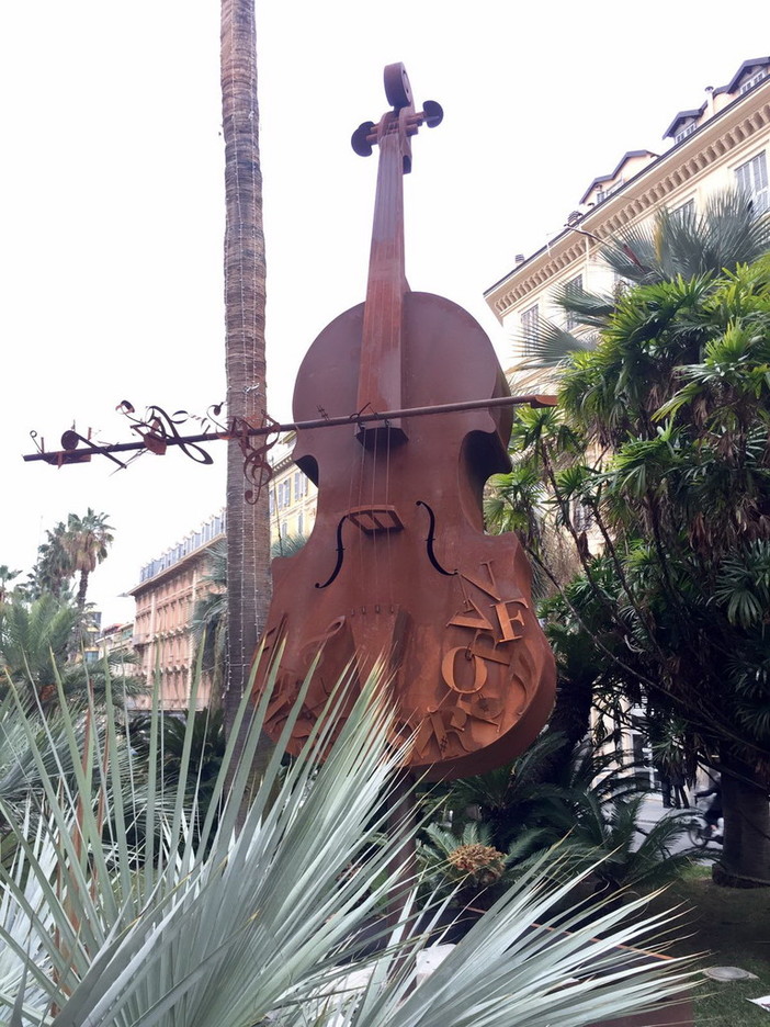 Sanremo: dopo le sedie giganti a Santa Tecla e le note musicali al Casinò ecco il grande violino di Enrico Benetta Sanremo: dopo le sedie giganti a Santa Tecla e le note musicali al Casinò ecco il grande violino di Enrico Benetta