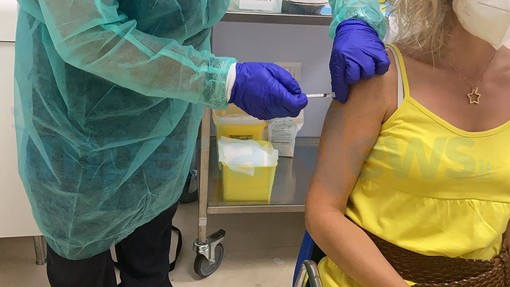 Coronavirus, 60 sanitari imperiesi 'no vax' a rischio sospensione: se non si vaccinano dalla prossima settimana rimarranno a casa senza stipendio