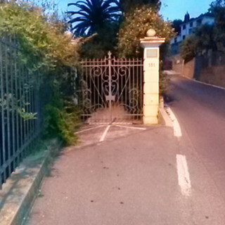Imperia: Claudio Scajola dribbla cronisti e fotoreporter ed entra a casa da un ingresso secondario Imperia: Claudio Scajola dribbla cronisti e fotoreporter ed entra a casa da un ingresso secondario