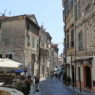 A Ventimiglia Alta il concerto occitano de La Péiro Douso A Ventimiglia Alta il concerto occitano de La Péiro Douso