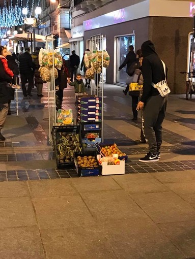 Sanremo: venditore di frutta e verdura in via Matteotti, foto sui 'social' che diventa virale, centinaia di commenti