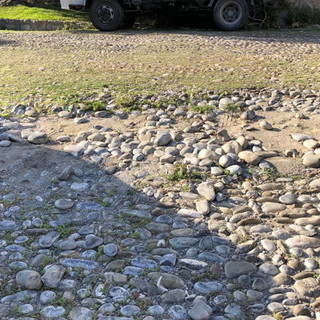 Bordighera: ciottolato di via Circonvallazione con buche e avvallamenti, l'allarme di Mara Lorenzi (Foto)