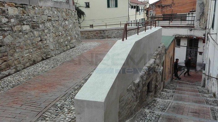 Sanremo: ultimati i lavori per il rifacimento del muretto di vicolo della Prudenza (foto) Sanremo: ultimati i lavori per il rifacimento del muretto di vicolo della Prudenza (foto)