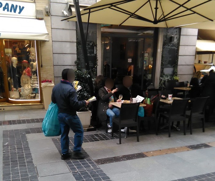 Sanremo: oggi per la loro festa le donne ricevono un mazzo di mimosa ma c'è anche chi la vende abusivamente